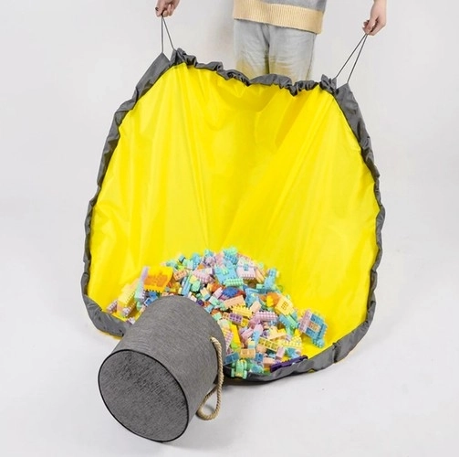 Panier à jouets gris avec tapis