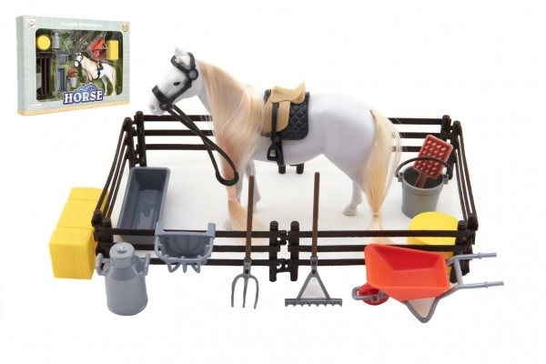 Cheval dans l'enclos avec accessoires