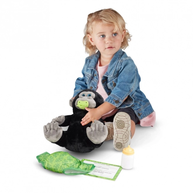 Nourrir le bébé gorille en peluche