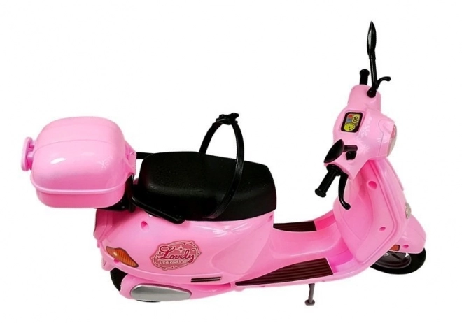 Poupée sur scooter rose avec casque, cheveux longs