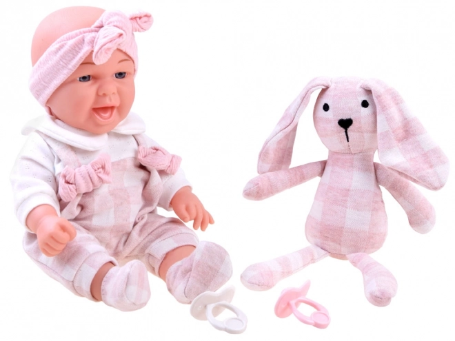 Bébé adorable avec lapin en peluche