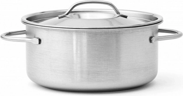 Batterie de cuisine en métal pour un jeu réaliste