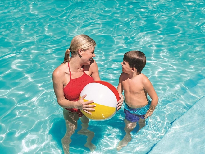 Amusement à la piscine et sur la plage