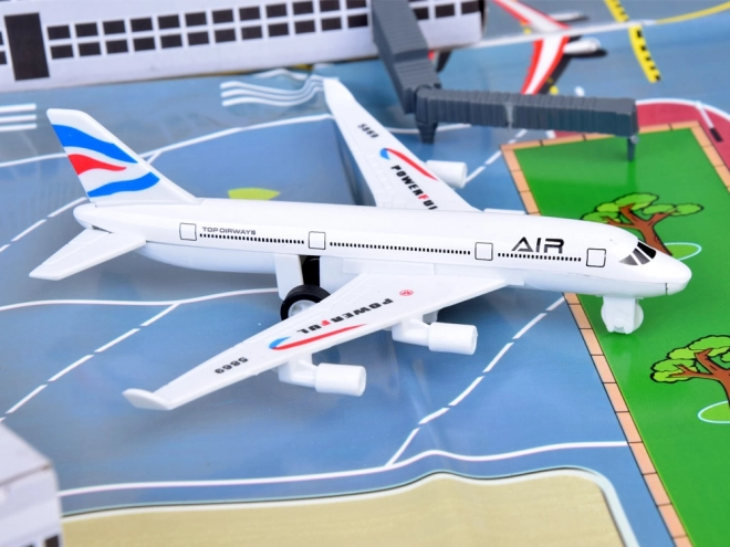 Grand ensemble Aéroport avec parking, avions et voitures