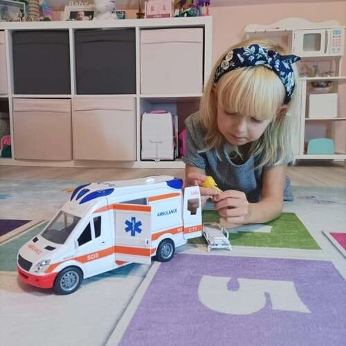 Ambulance pour enfants avec brancard et signaux lumineux