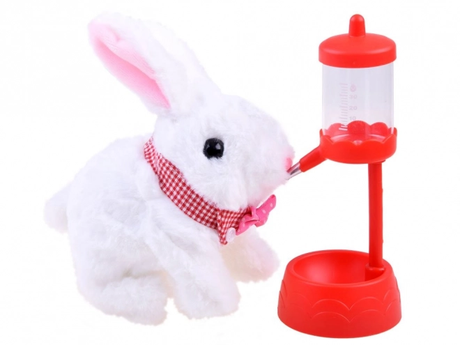 Lapin interactif dans un panier avec accessoires – Rose