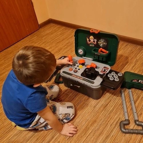 Atelier pour enfants avec outils et valise