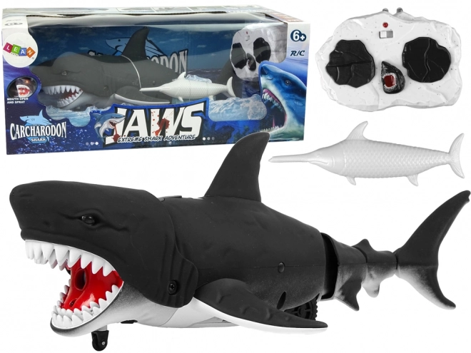 Requin noir télécommandé infrarouge se déplaçant dans l'eau avec sa queue