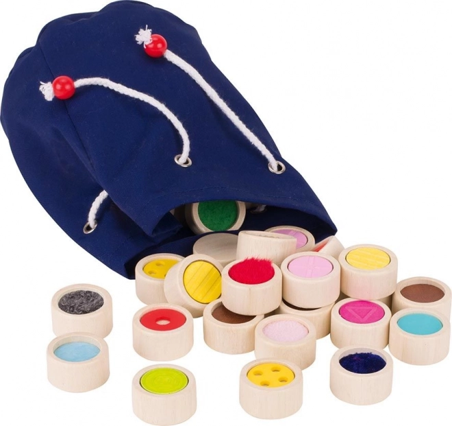 Goki Jeu tactile II – différentes surfaces dans un sac en coton - 32 pièces
