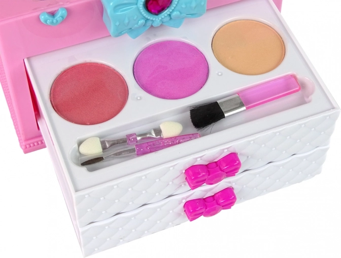 Riche ensemble de maquillage pour un jeu créatif