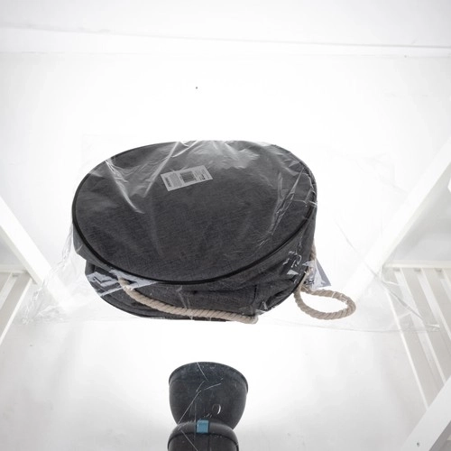 Panier à jouets gris avec tapis