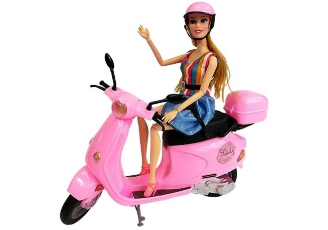 Poupée sur scooter rose avec casque, cheveux longs
