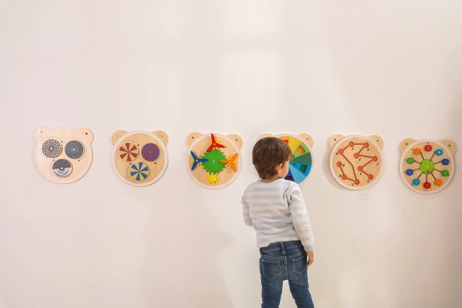 Tablette en bois avec mélange de couleurs en forme de tête d'ours
