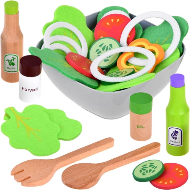 Ensemble ludique pour préparer une salade avec ingrédients en bois et en tissu