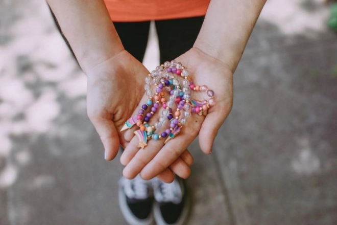 Perles colorées et breloques