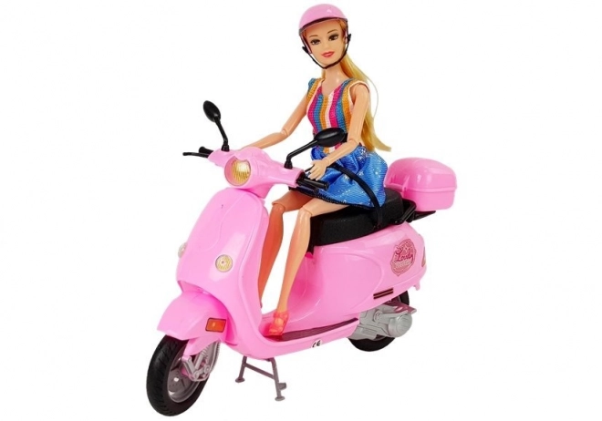 Poupée sur scooter rose avec casque, cheveux longs