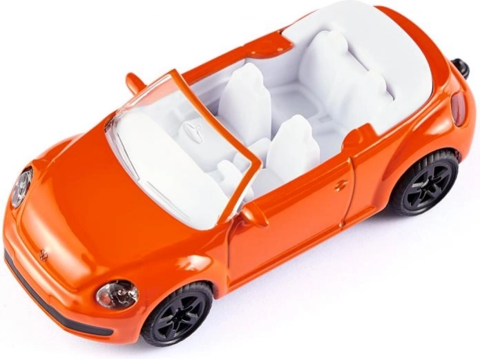 Cabriolet stylé et moto tout-terrain