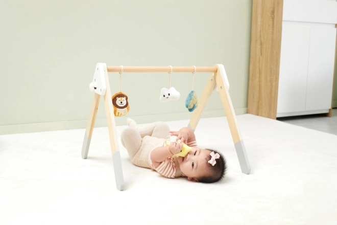 Portique en bois avec jouets