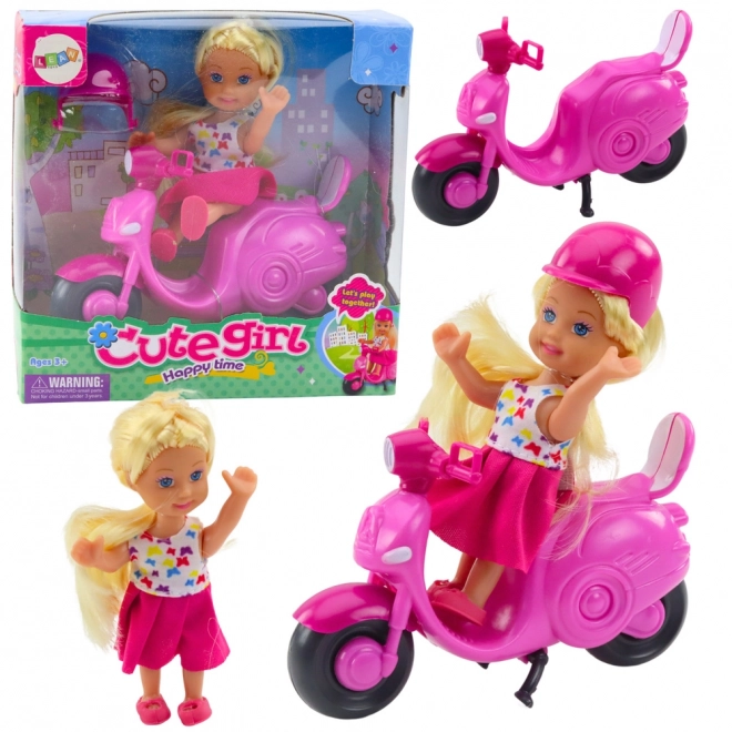 Mini poupée sur scooter avec casque en rose