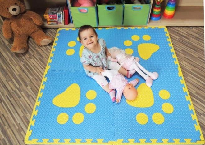 Tapis moussé pour enfants avec pattes bleues et jaunes