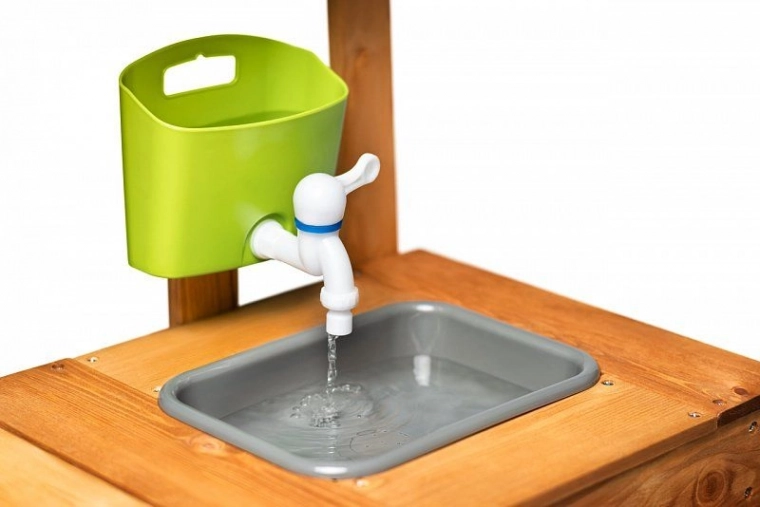 Véritable évier avec robinet pour les jeux d’eau