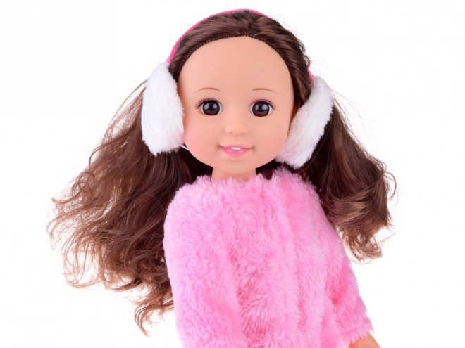 Poupée mignonne avec fourrure rose et cache-oreilles d'hiver