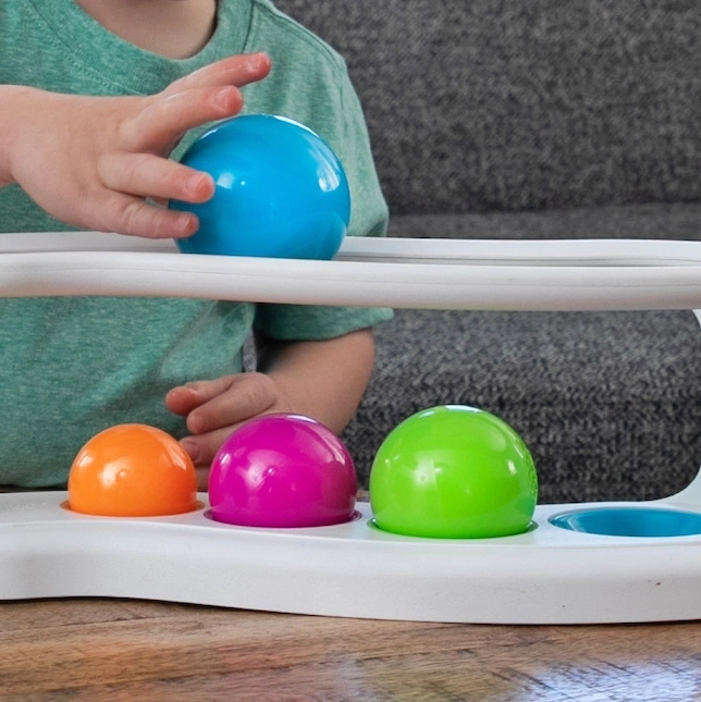 Fat Brain Jeu d'encastrement avec balles