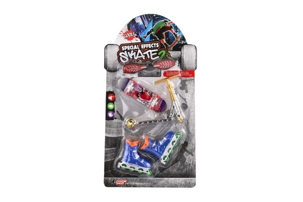 Ensemble skateboard, waveboard, patins, trottinette doigt en plastique mixte sur carte 16x30cm