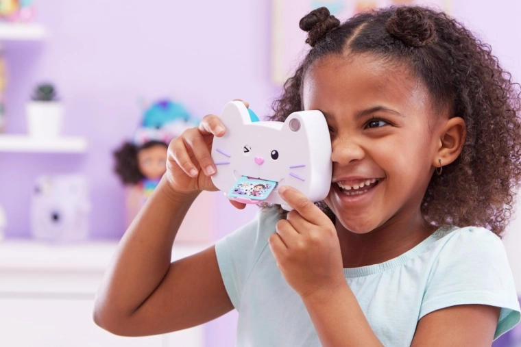 Chat qui cligne de l’œil et « photo imprimée » qui sort de la bouche