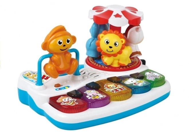 Pianino avec des petits animaux et un manège sur le terrain de jeu