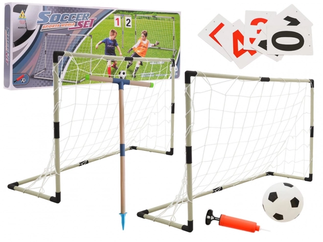 Ensemble de deux buts de football avec tableau de score et accessoires