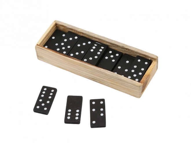 Dominos en bois dans une boîte