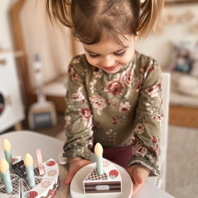 Gâteau d'anniversaire en bois avec des bougies
