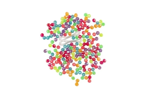 Perles avec ficelle en plastique mix de couleurs dans une boîte en plastique 3,5x12,5cm