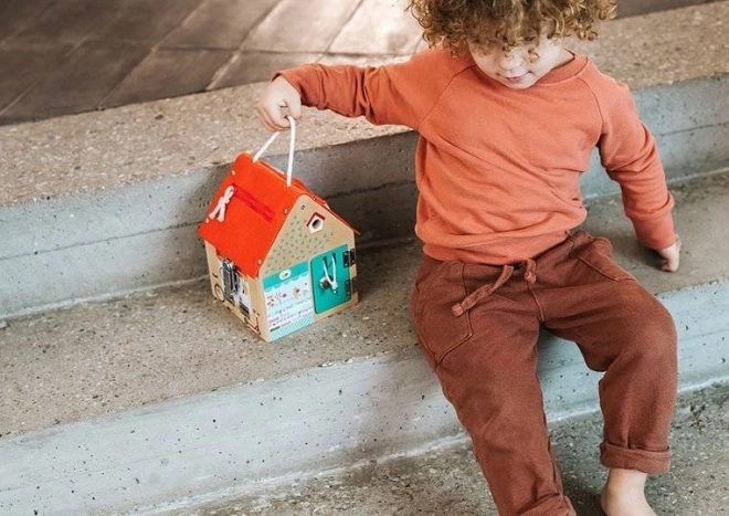 Lilliputiens – maison en bois avec verrous