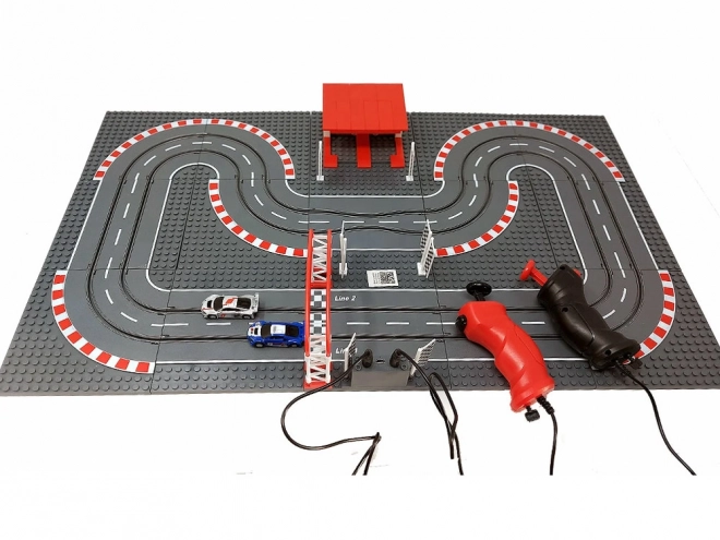 Piste de course avec voitures de construction à télécommande