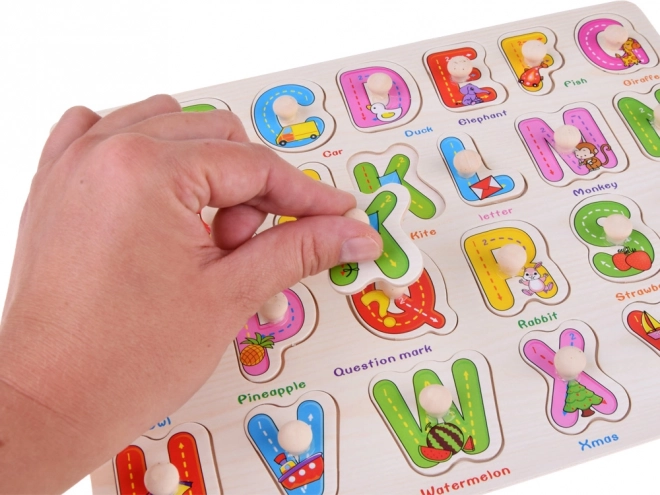 Tableau en bois coloré avec lettres