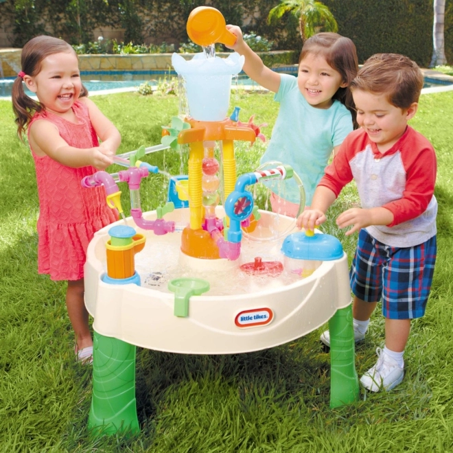 Amusement pour plusieurs enfants au jardin