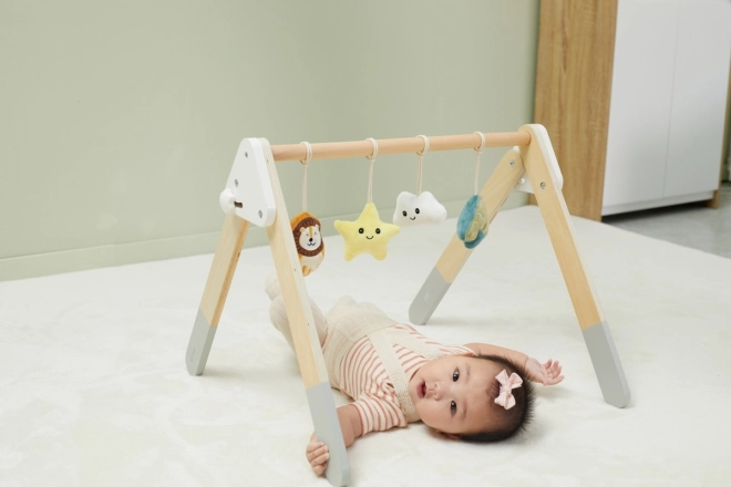 Portique en bois avec jouets