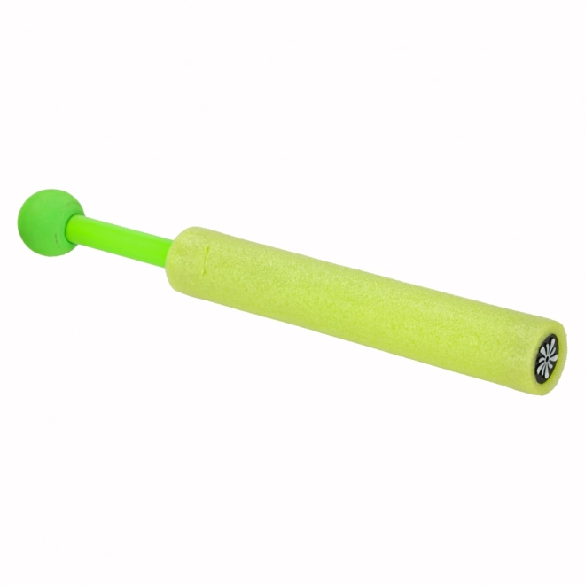 Lit d'enfant avec des jouets pour le sable et un pistolet à eau