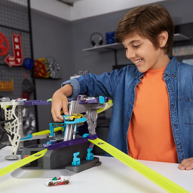 Circuit de voitures attaqué par l'araignée