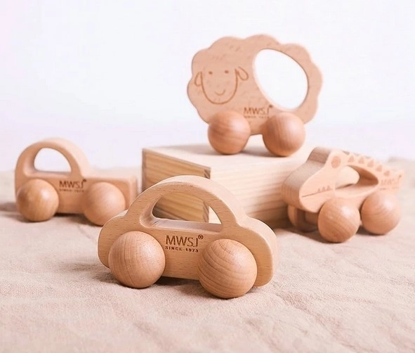 Voiture en bois à saisir