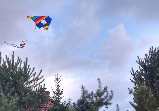 Cerf-volant coloré avec arc-en-ciel tournant