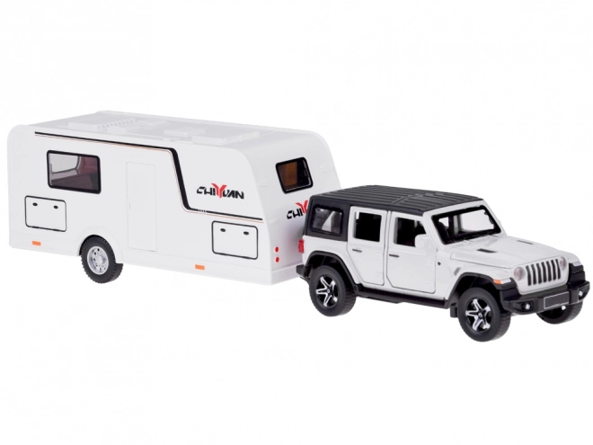 Voiture tout-terrain de vacances avec remorque de camping et lumières