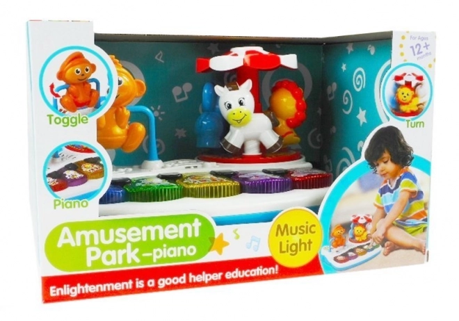 Pianino avec des petits animaux et un manège sur le terrain de jeu