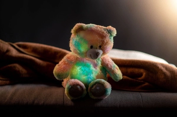 Peluche arc-en-ciel ours rêveur 40cm à piles avec lumière et son en sac