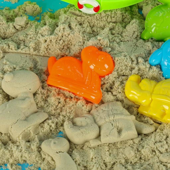Lit d'enfant avec des jouets pour le sable et un pistolet à eau