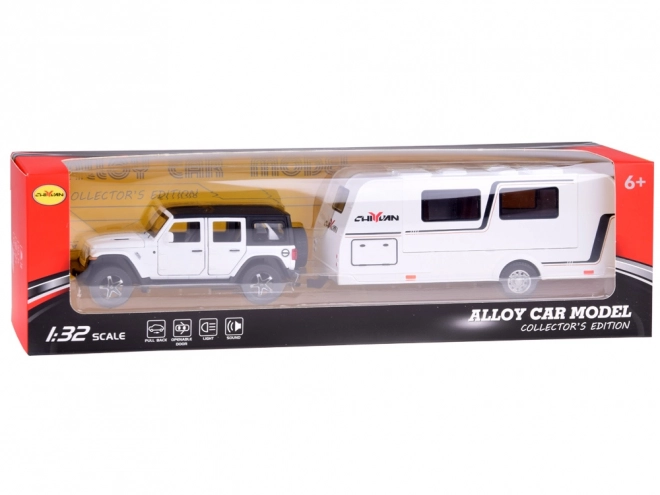 Voiture tout-terrain de vacances avec remorque de camping et lumières