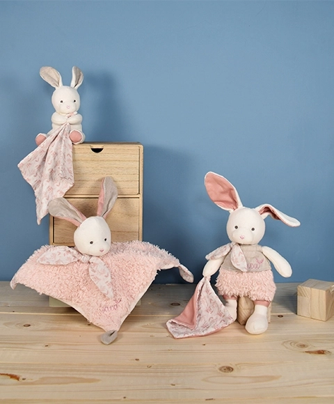 Ensemble cadeau Doudou - Lapin en peluche avec couverture rose en coton BIO
