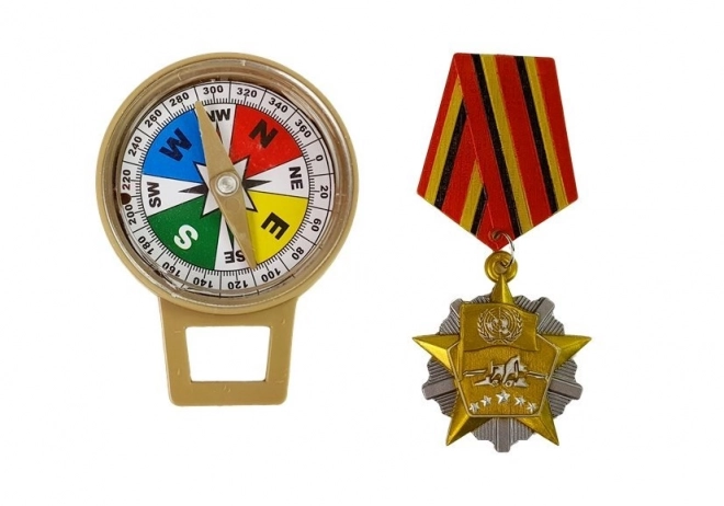 Ensemble militaire avec accessoires Pistolet Couteau Jumelles Écouteurs Sifflet Radio à ondes courtes Couleur vert clair